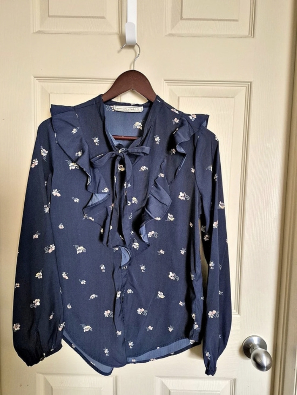 Size S Abercrombie & Fitch Navy Floral Ruffle Tie-Front Blouse